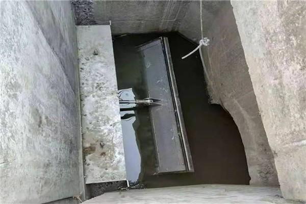 液動旋轉堰門
